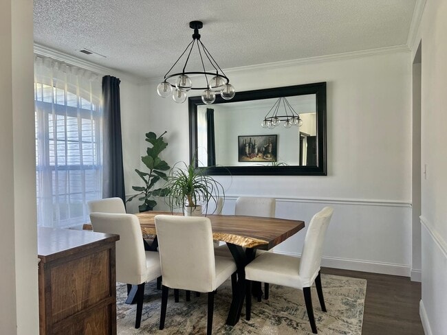 Building Photo - 4BD/2.5BA Gorgeous Home with Fence Backyar...