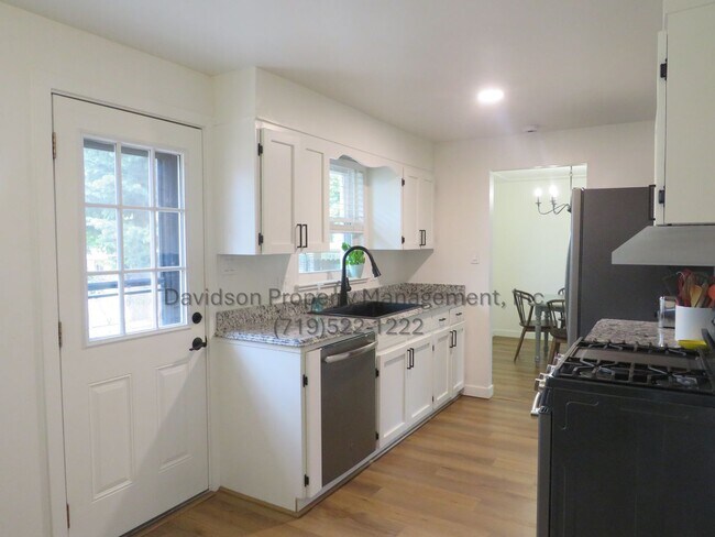Building Photo - Beautiful Updated 4 Bedroom Near Garden of...