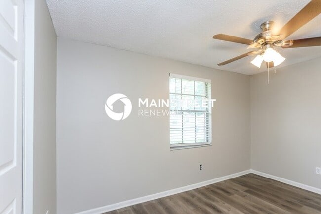 Building Photo - 3 Bedroom Pet-Friendly Home in VALRICO, FL with Main Street Renewal