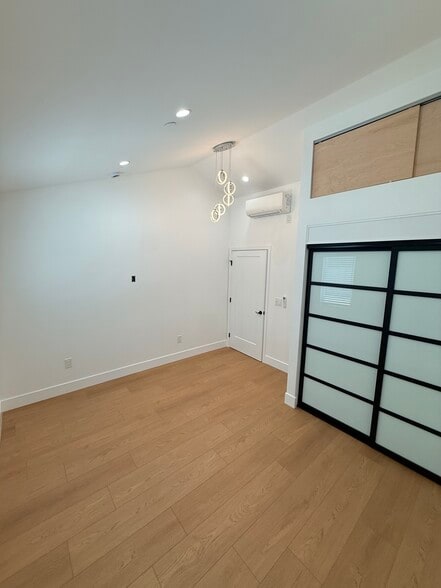 Building Photo - 111 E 60th St