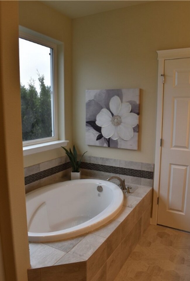 Building Photo - Main floor master suite! 4 bedroom luxury ...