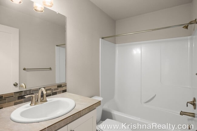 Building Photo - Lovely 3 BR | 2.5 BA Townhome | Hillsboro | Minutes from Orenco Station | Excellent Location!