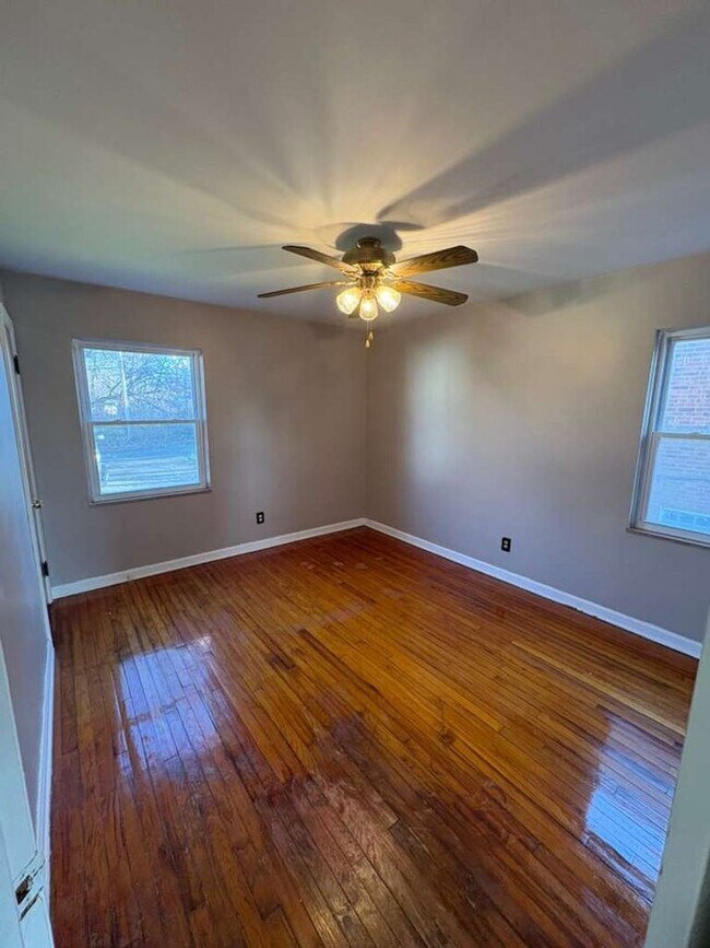 Building Photo - Renovated 2-Bedroom Apartment in Cleveland