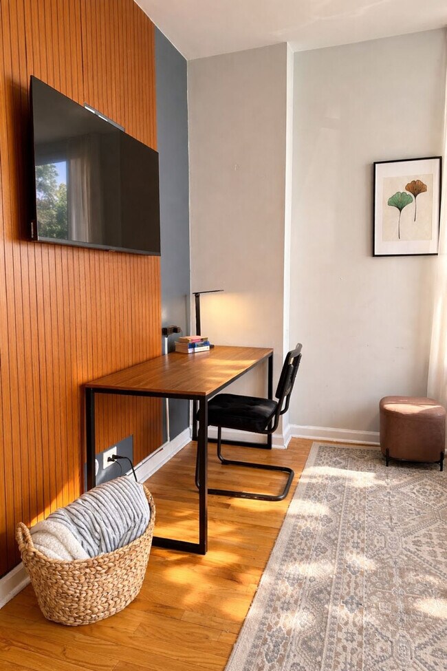 Building Photo - 906 N Damen Ave