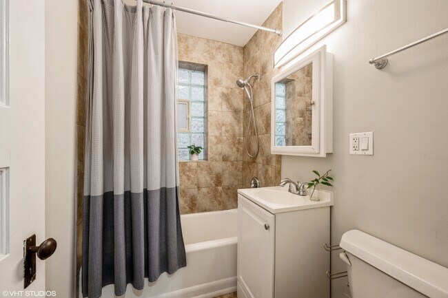 Building Photo - 2116 W Lyndale St