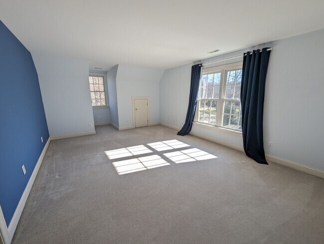 Building Photo - 325 Yorkshire Dr