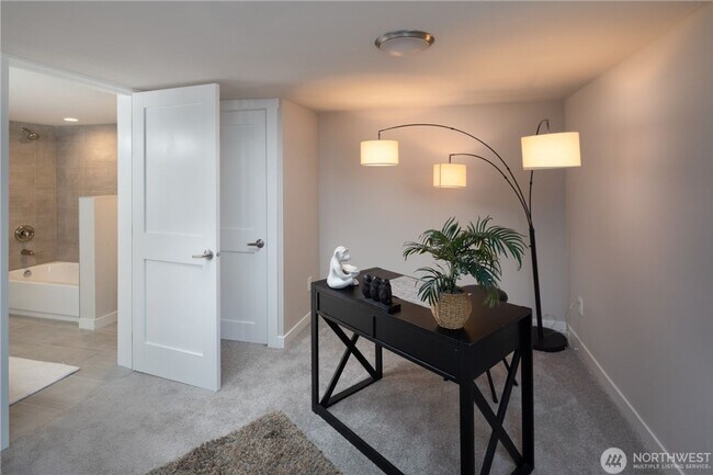 Building Photo - Roomy Updated Columbia City Home for Lease