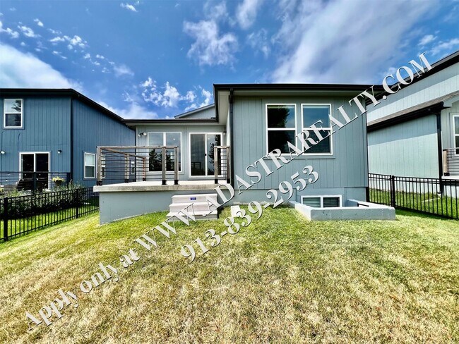 Building Photo - Beautiful Like New 4 Bed 4 Bath Home in Overland Park-Available NOW!!