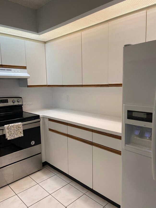 Building Photo - 1110 SW 125th Ave