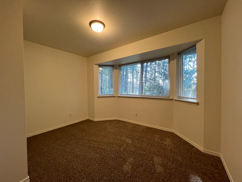 Large bedrooms with Bay window - 1747 Vela Ln SW
