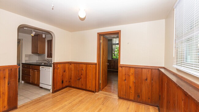 Building Photo - 903 Sylvan Ave