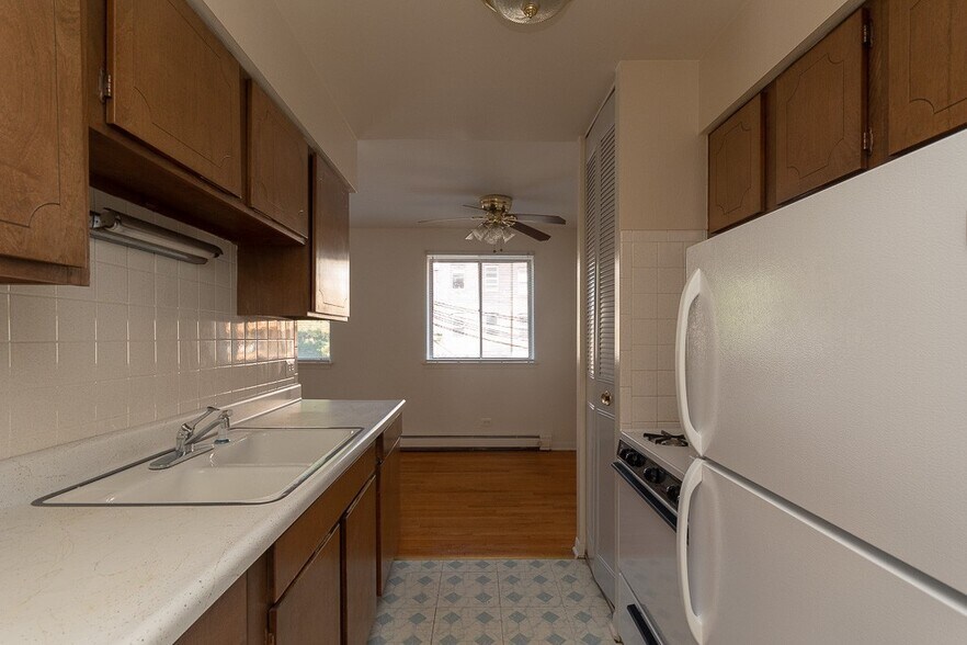 Building Photo - 535 W Aldine Ave