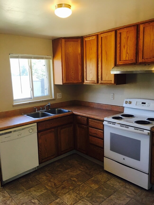 Building Photo - Spacious 4BR/2BA Home with HUGE Yard! AVAI...