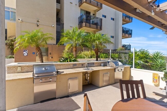 Building Photo - 1019 Costa Pacifica Way