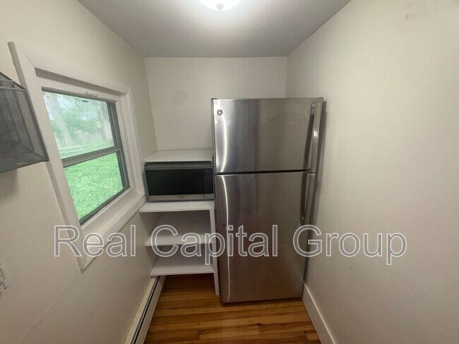 Building Photo - 376 Kenwood Ave