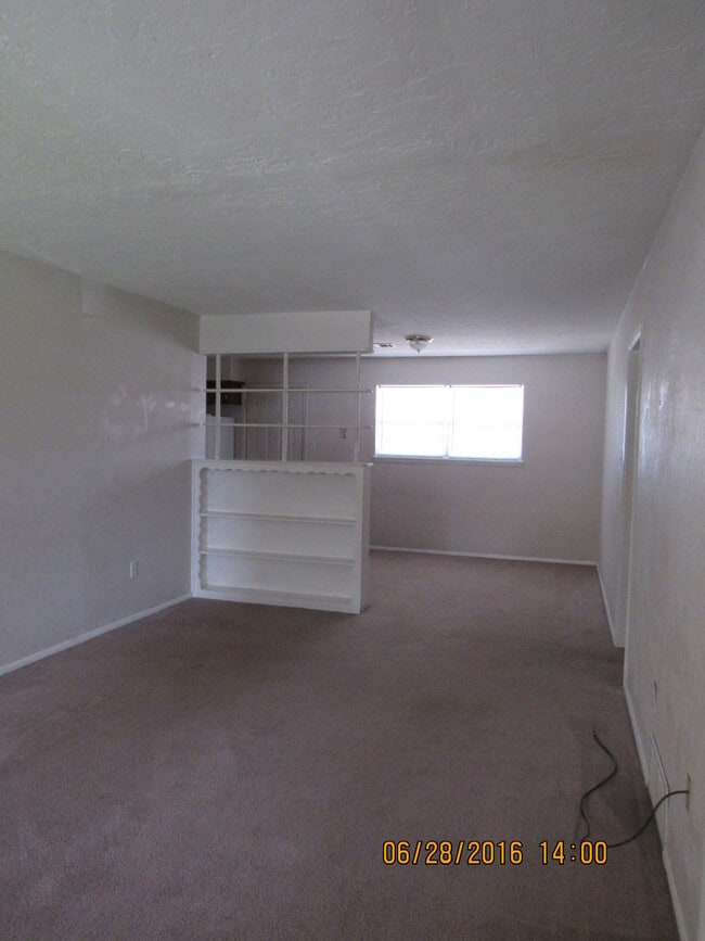 Building Photo - MOVE IN SPECIAL: $200 OFF OF THE 1ST FULL MONTH'S RENT! New carpet and freshly painted interiors