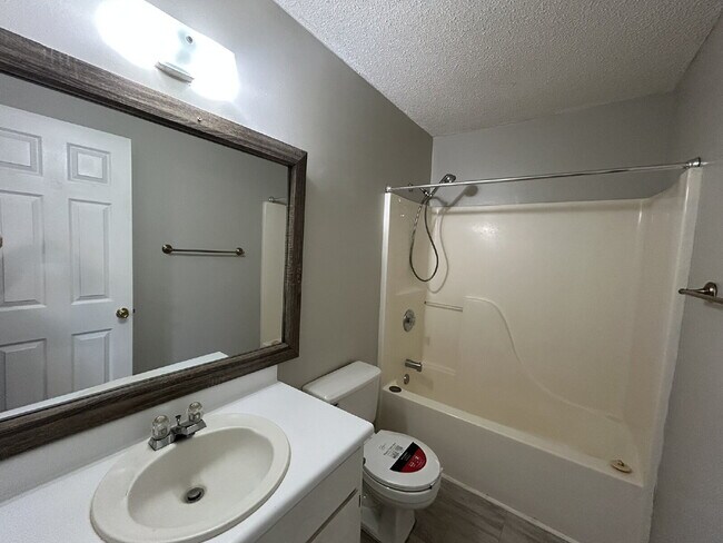 Building Photo - Apartment for Rent
