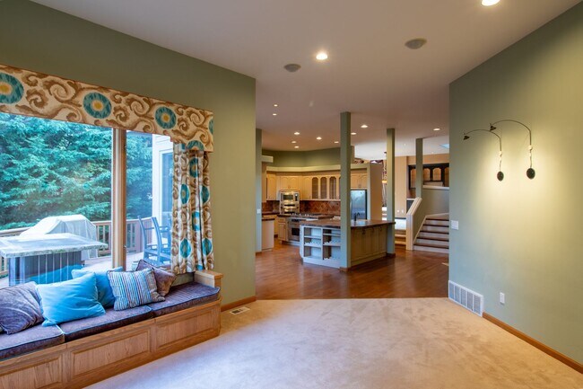 Building Photo - 4bd/4ba Bellevue Home