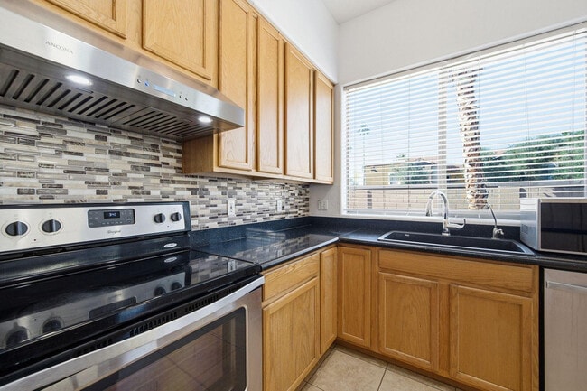 Building Photo - 906 E Sheffield Ave