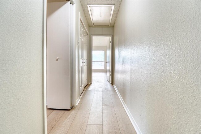 Building Photo - 5860 Sampley Way