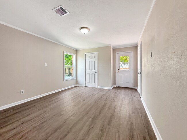 Building Photo - 304 Stimpson St