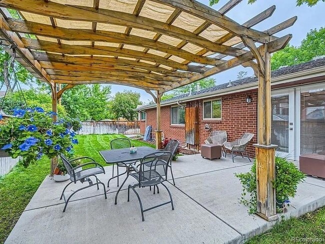 Building Photo - 645 S Glencoe St