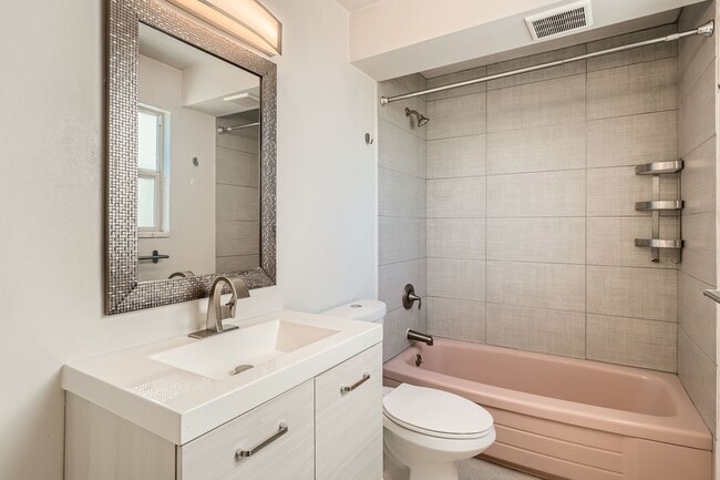 Building Photo - Second Floor 2bed/1bath Apartment in Green...