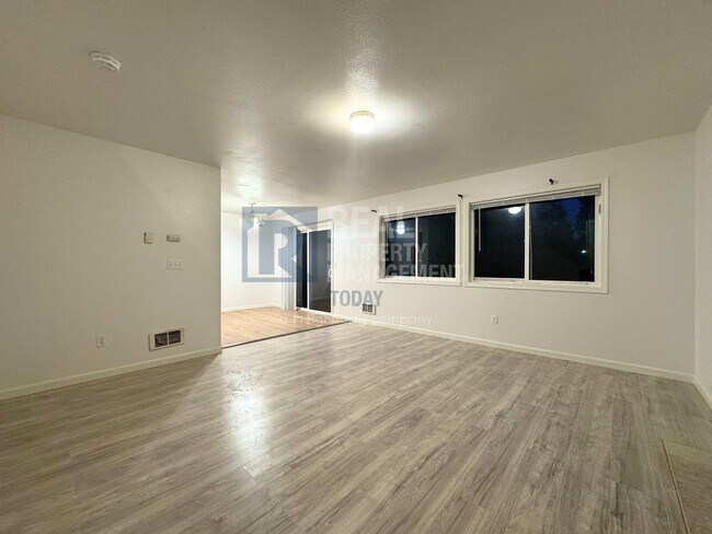 Building Photo - Spacious 3-Bedroom Townhome with Garage in Spanaway!