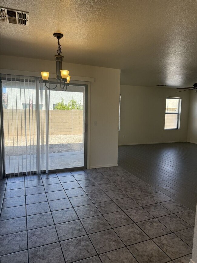 Building Photo - 2448 E Hazeltine Way