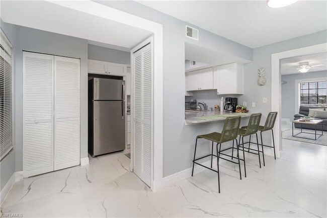 Building Photo - 146 Clyburn Way W