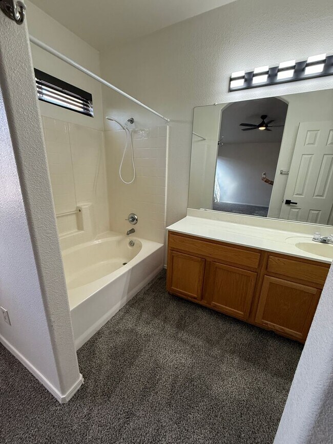 Building Photo - NEW CARPET! 3 Bed / 2 Bath Single Family H...