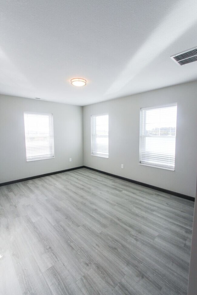Building Photo - New! Beautiful 2 Bed, 2 Bath Apartment in ...