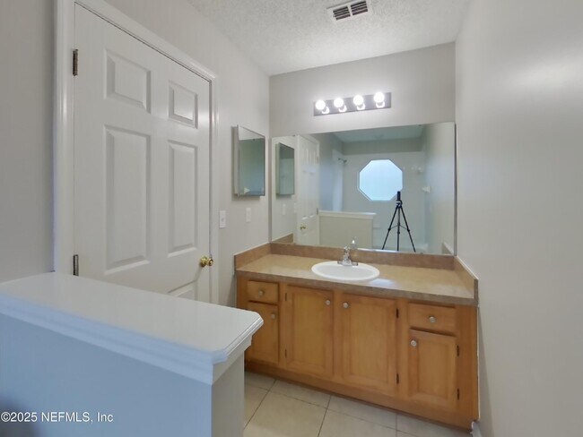 Building Photo - 4303 Hanging Moss Dr