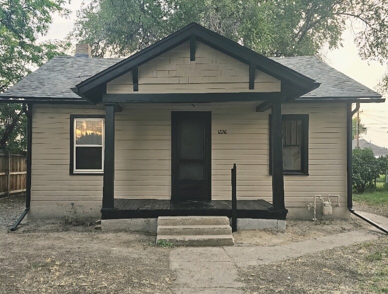 Primary Photo - 1226 Van Buren St