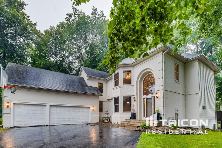 Building Photo - 8915 Umbria Pl N