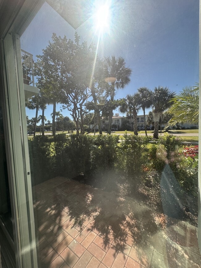 Building Photo - 637 12th Ave S