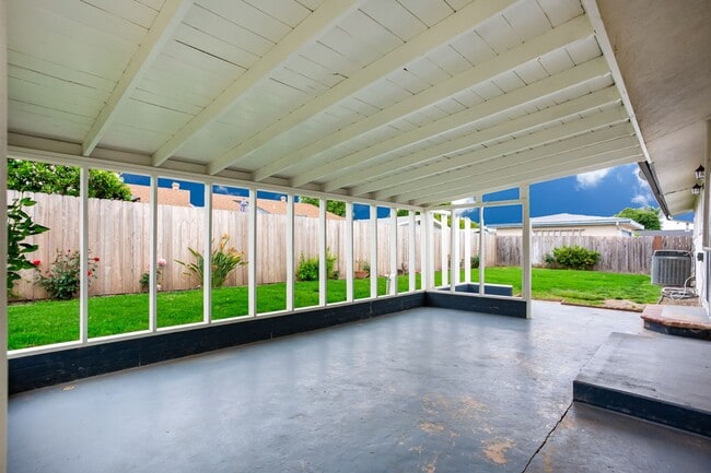 Building Photo - Traditional Single Family with Spacious Yard!