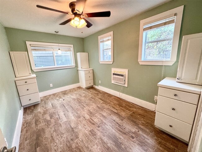 Building Photo - 728 W 21st St