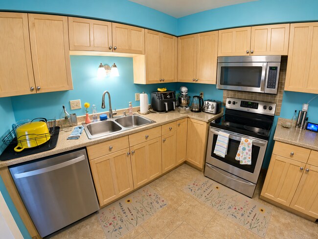 Building Photo - Indoor Balcony + Pet Friendly + Fenced In Yard + Attached Garage + Washer & Dryer Included! Avail...