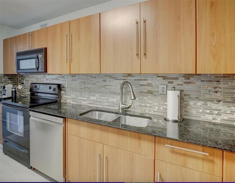 Building Photo - 3001 S Ocean Dr