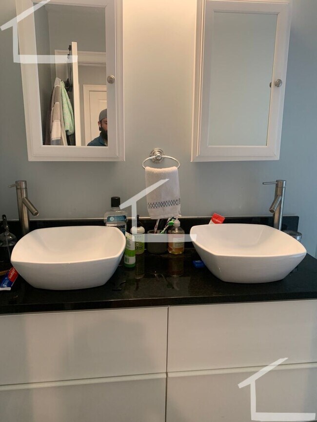 Building Photo - Fully Renovated, Central Heat/AC, Large bedrooms, Central Location. Laundry on a Site