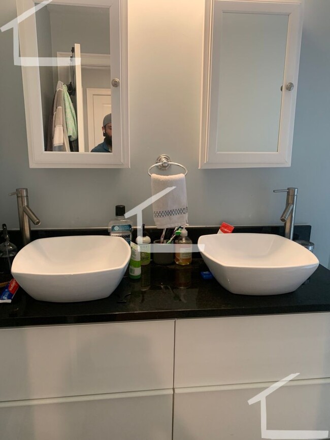 Building Photo - New Apartment in Allston. Eat-in Kitchen. High-End Appliances, Big Bedrooms, Lost of Closets, Lau...