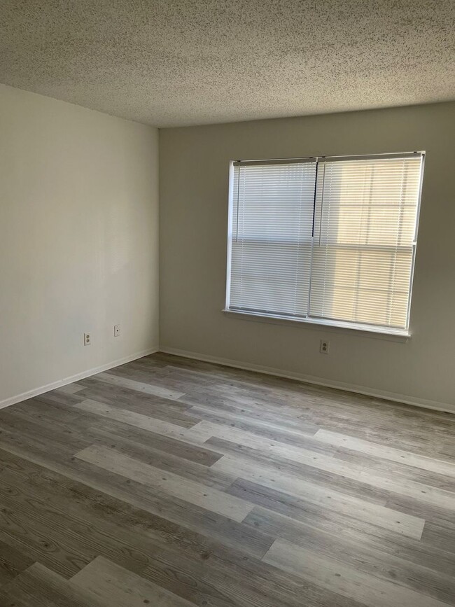 Building Photo - Rent Special Alert! Move in by 01/01 and e...