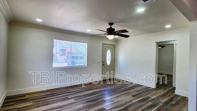 Building Photo - 934 N Florence Ave