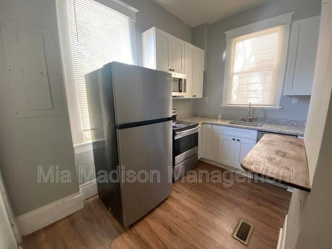 Building Photo - 1203 E Henry St