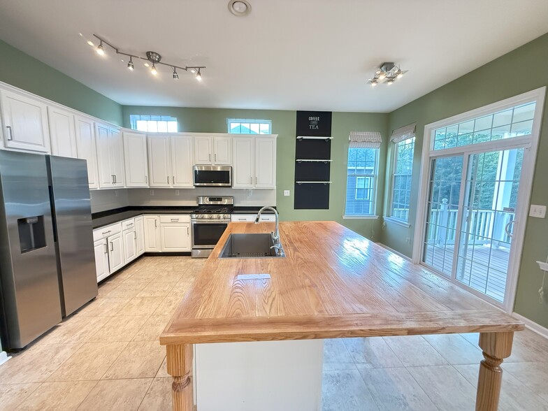 Building Photo - 3145 Pine Valley Way