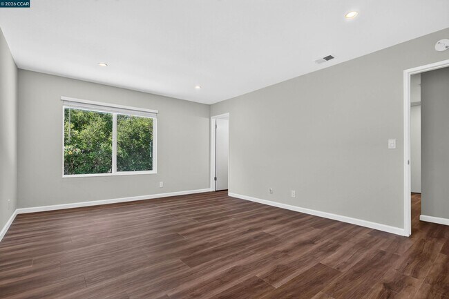 Building Photo - 121 Violet Rd