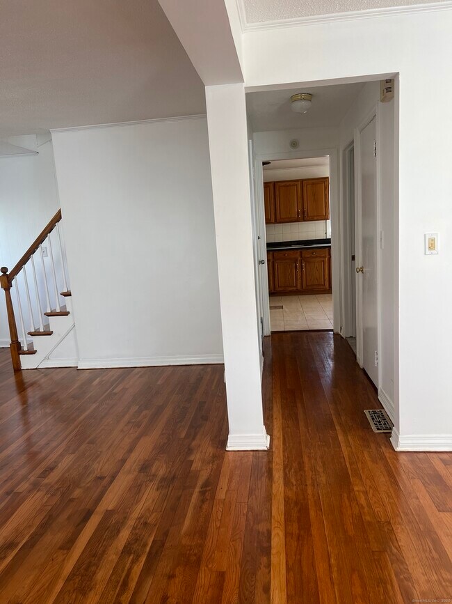 Building Photo - 565 Hart St