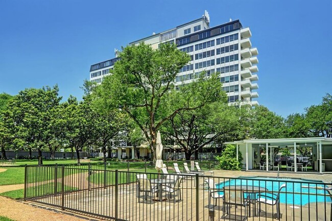 Building Photo - 2701 Westheimer Rd