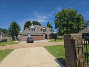 Building Photo - 5 Bed | 4 Bath in East Tulsa!